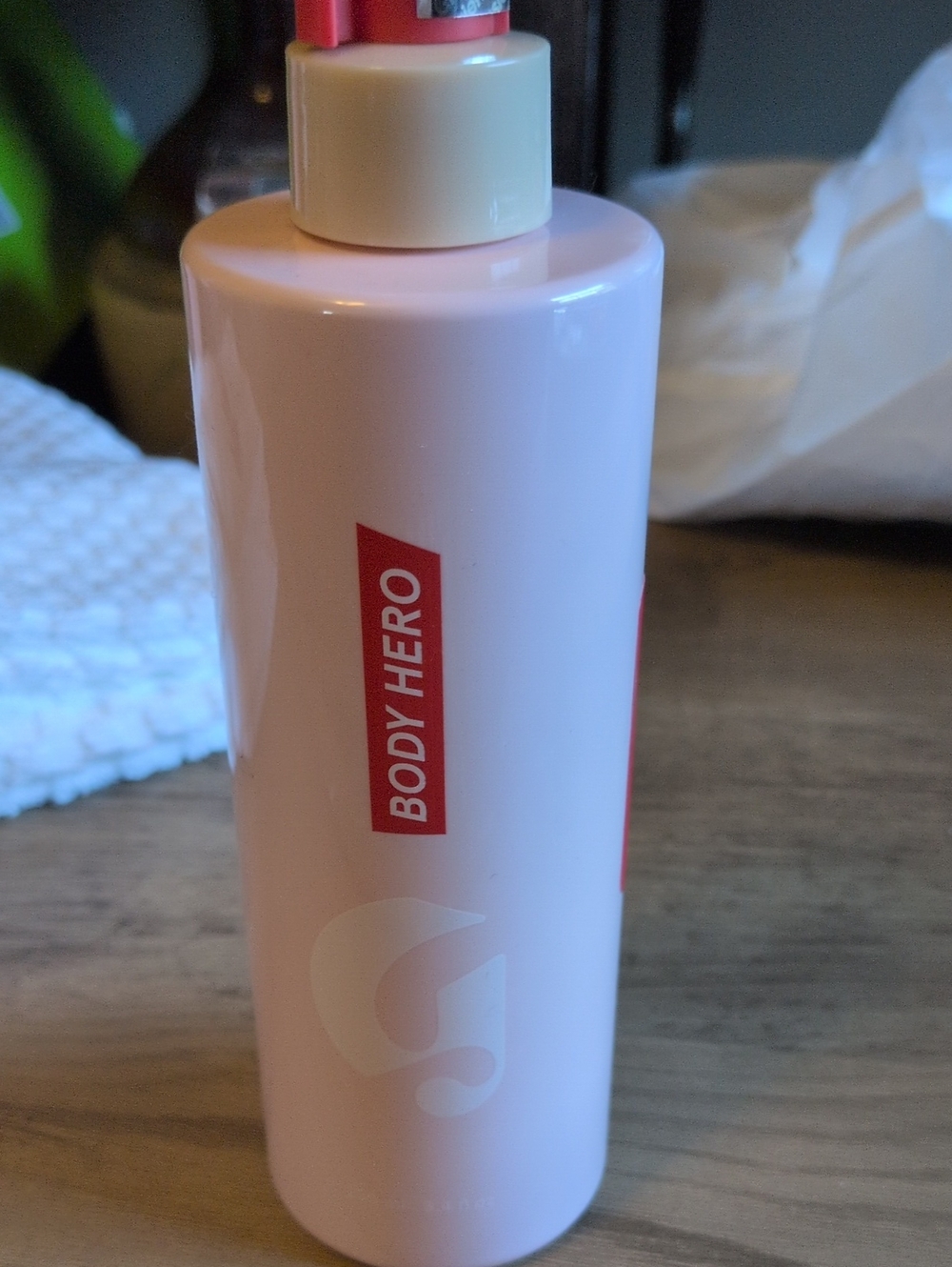 GLOSSIER BODY HERO Daily Oil Wash In The Shower
